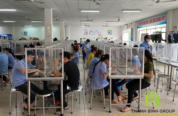 Vách ngăn bàn ăn chống dịch