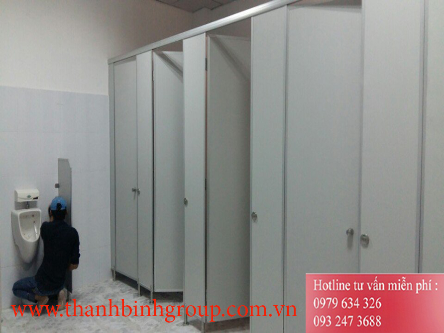 Thi công vách ngăn nhà vệ sinh chất liệu tấm Compact HPL